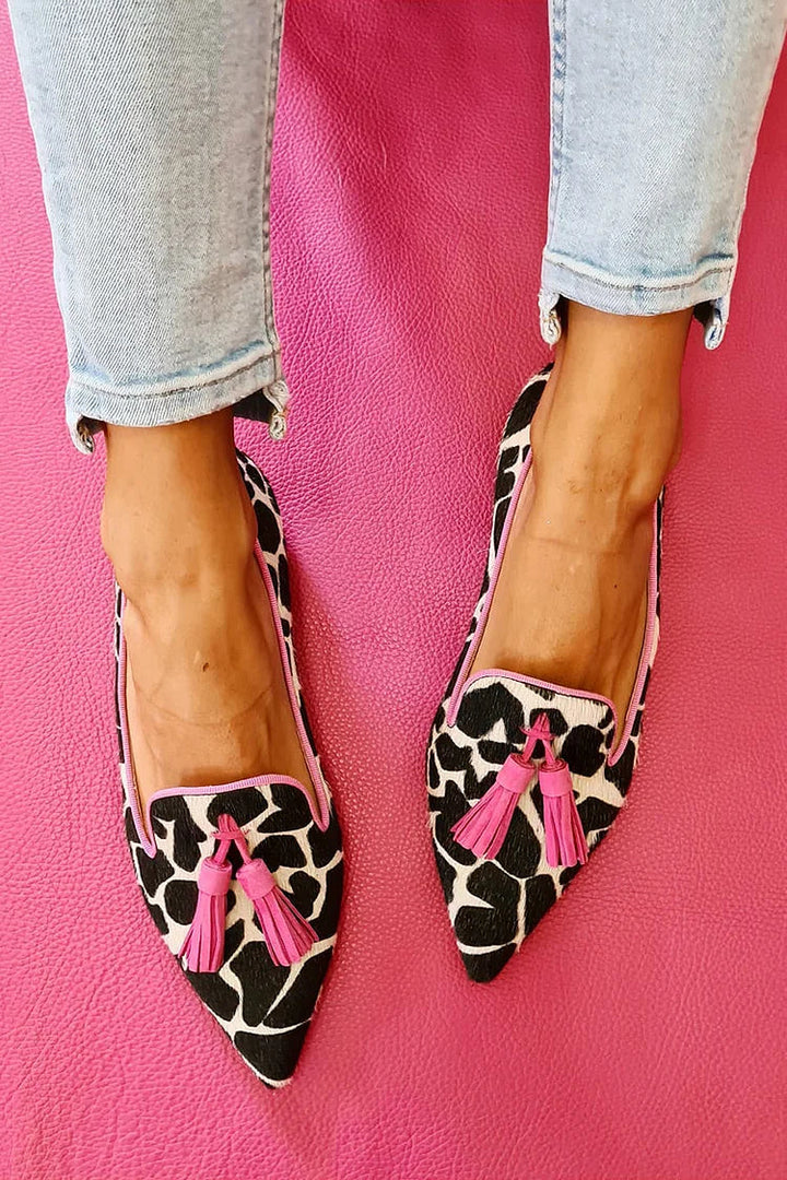 VALERIA | Elegant moccasins with a pointed toe and decorative tassel details.