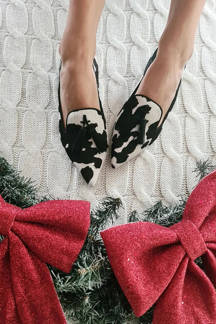 VALERIA | Elegant moccasins with a pointed toe and decorative tassel details.